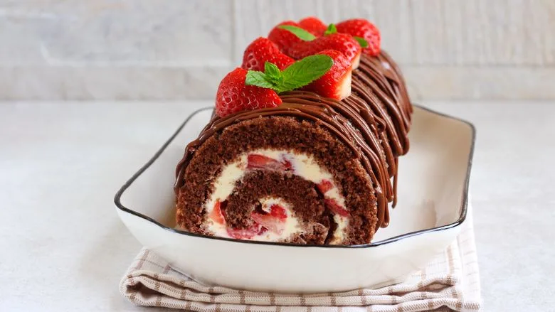 Roulé au cacao avec fromage blanc et fraises