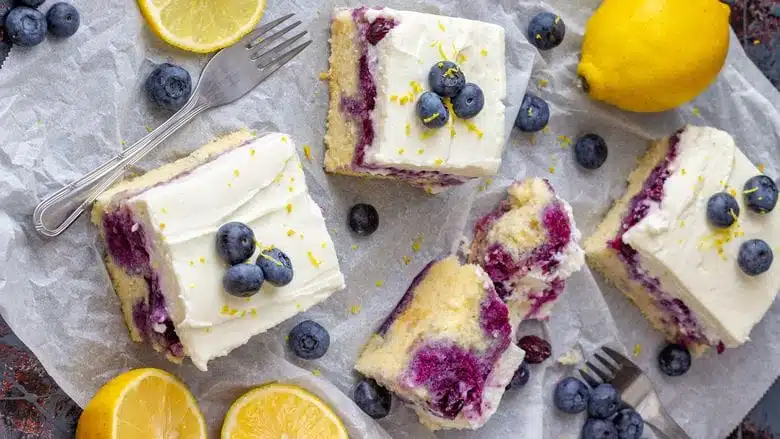 Gâteau au citron garni de myrtilles et de crème fouettée