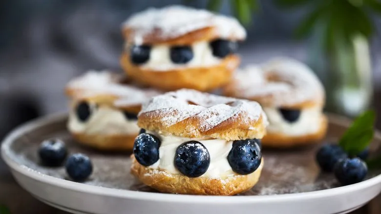 Beignets grillés aux myrtilles et à la crème fouettée