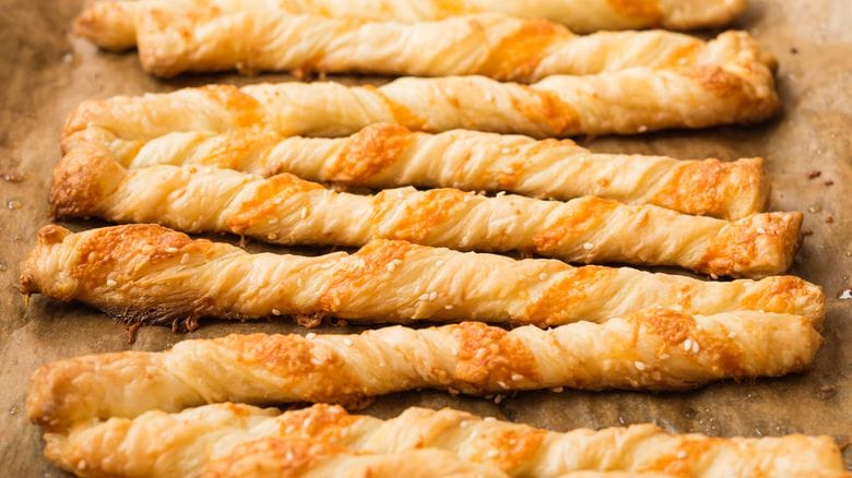 Bâtonnets au fromage rapides à base de pâte feuilletée