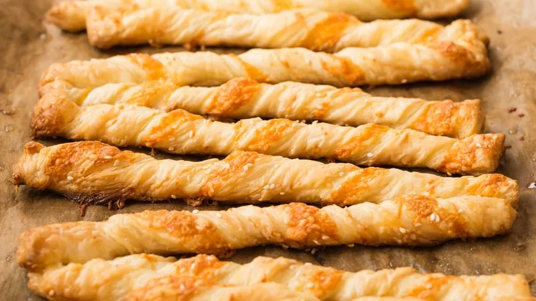 Bâtonnets au fromage rapides à base de pâte feuilletée