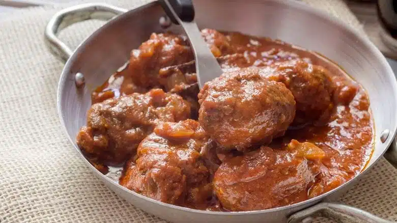 Boulettes de viande de bœuf dans une sauce tomate