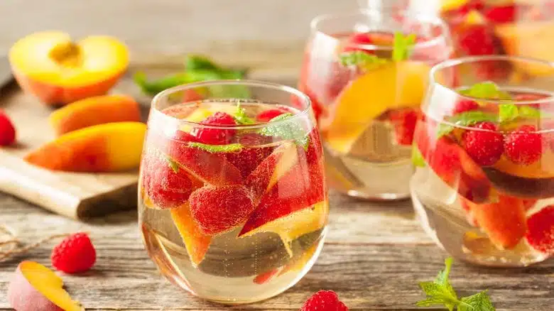 Bowle à la pêche et aux framboises