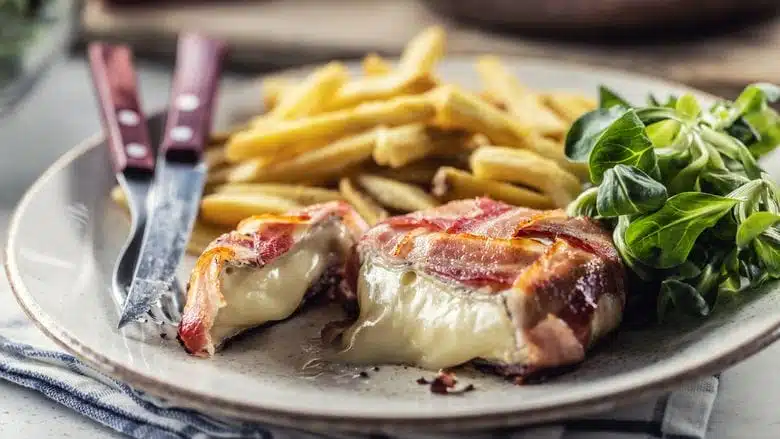 Camembert rôti dans du bacon