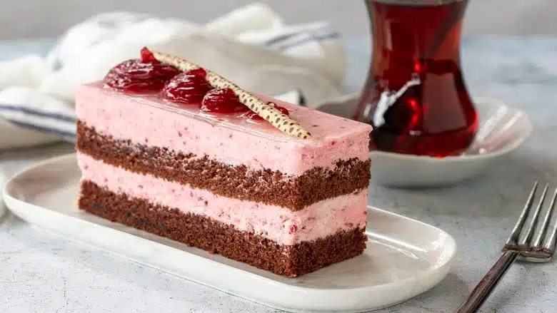 Gâteau au cacao avec mousse aux fraises