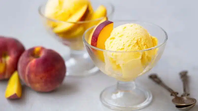 Glace à la pêche à la crème