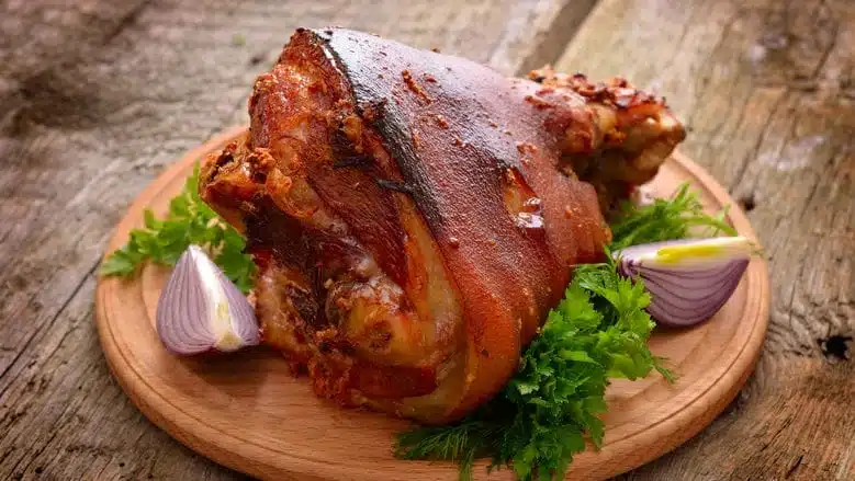 Jarret de porc rôti avec glaçage au miel