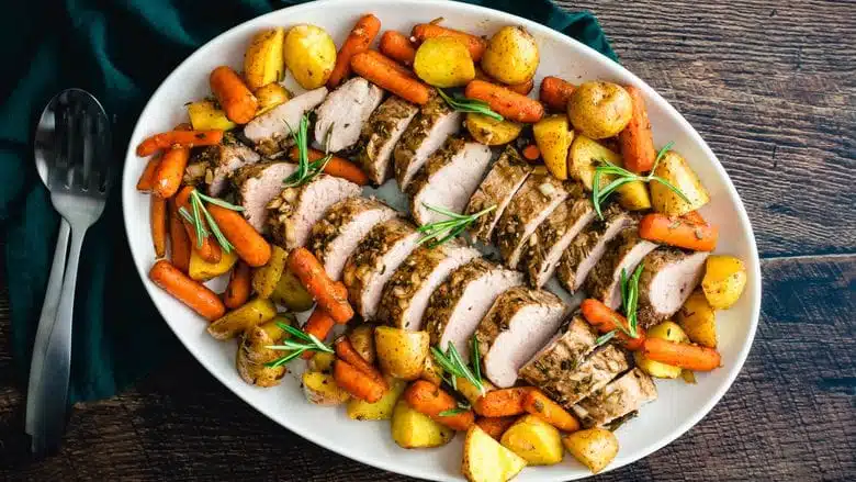 Médaillon de porc rôti avec pommes de terre et carottes