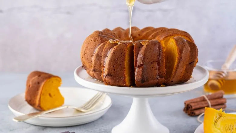 Bundt cake à la courge avec sirop au miel