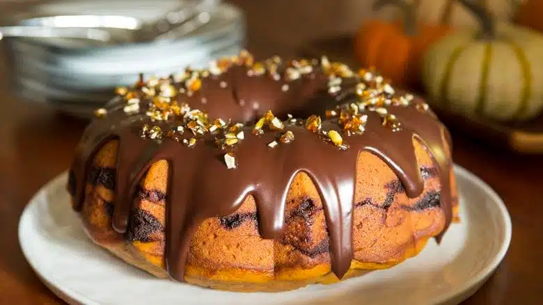 Bundt cake à la courge bicolore avec des noix au miel