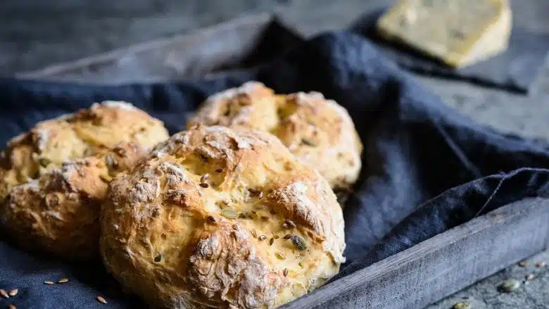 Pains express sans levure avec fromage à la moisissure bleue