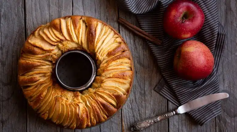 Petit gâteau croustillant aux pommes et à la cannelle