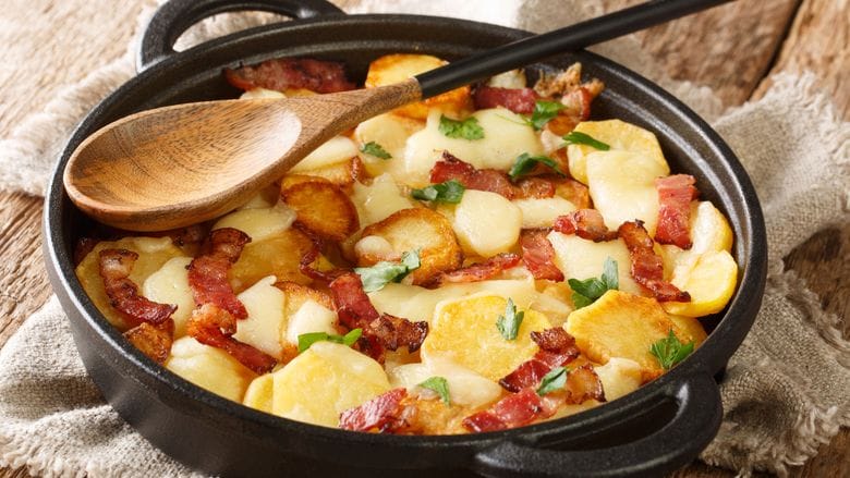 Poêlée de pommes de terre au lard et au fromage