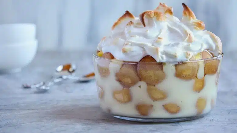 Pudding maison à la banane avec neige à la vanille