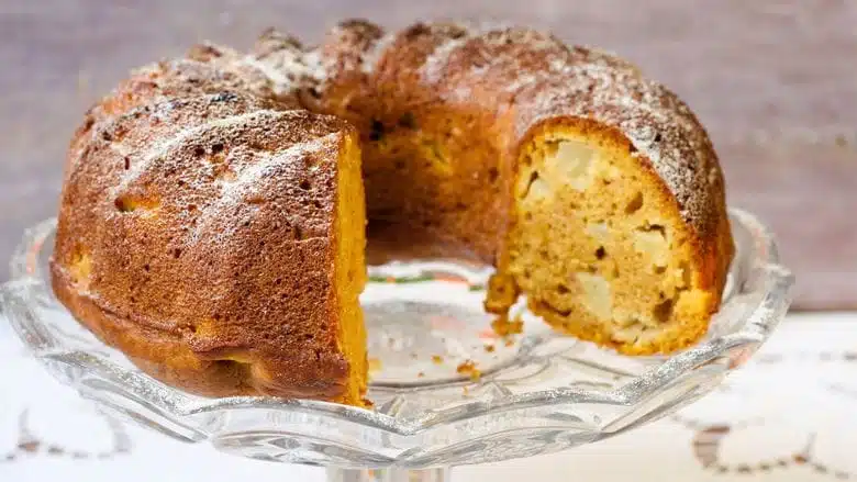 Gâteau moelleux à l'orange avec du chocolat blanc