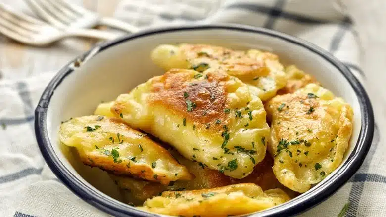 Beignet frit farci au fromage de brebis