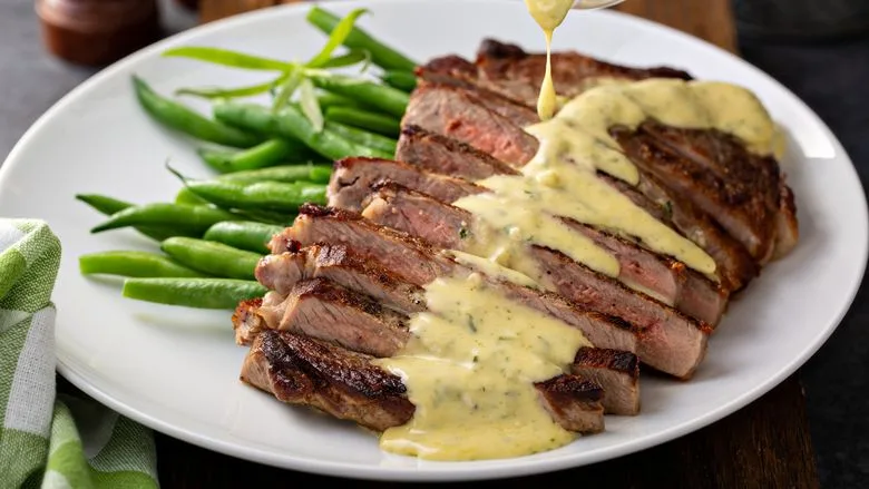 Steak de rumsteak avec sauce béarnaise Une délicieuse suggestion pour le déjeuner du dimanche : un juteux steak de rumsteak de bœuf accompagné d'une sauce béarnaise aromatique à l'estragon.