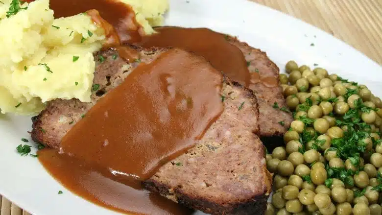 Steak haché avec une délicieuse sauce au jus de cuisson