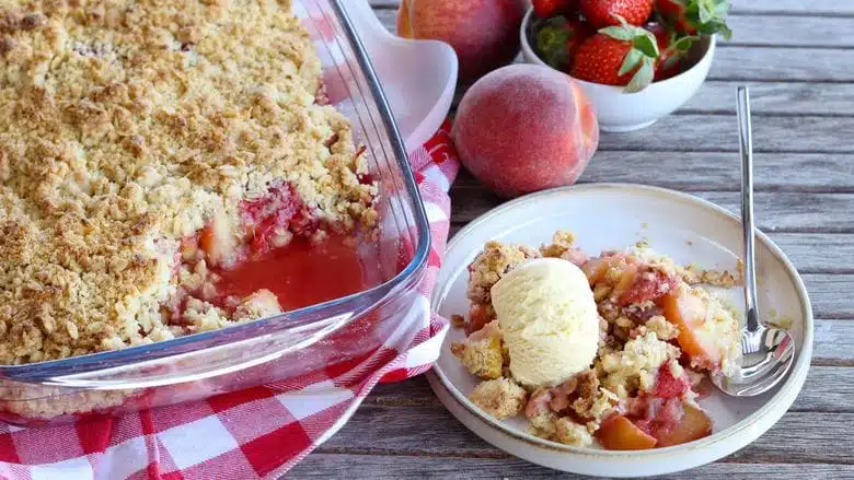 Tartelette d'été aux pêches et aux fraises