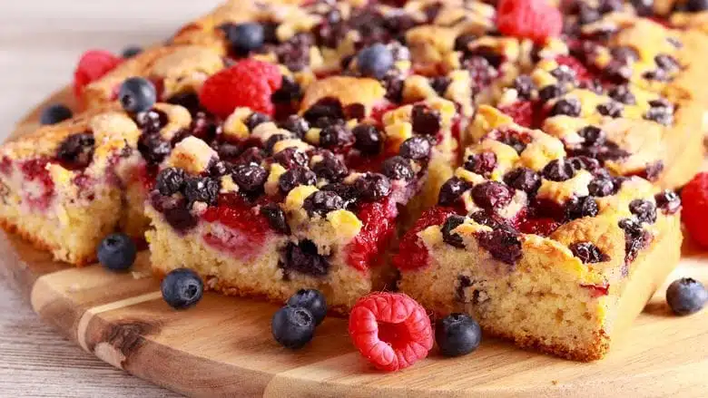 Gâteau moelleux aux framboises et aux myrtilles