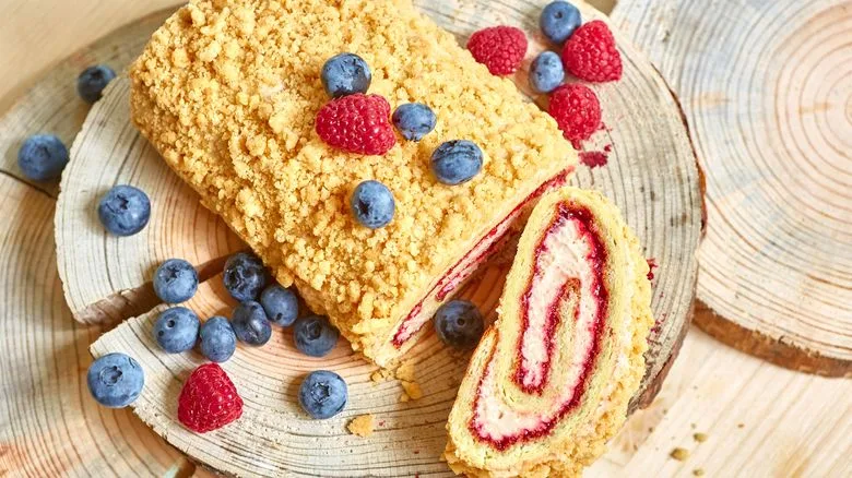 Roulade d'été aux framboises et aux myrtilles