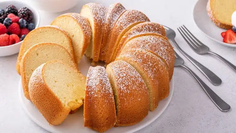 Délicieux gâteau à la neige à base de blancs d'œufs