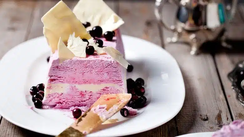 Glace aux groseilles et chocolat blanc