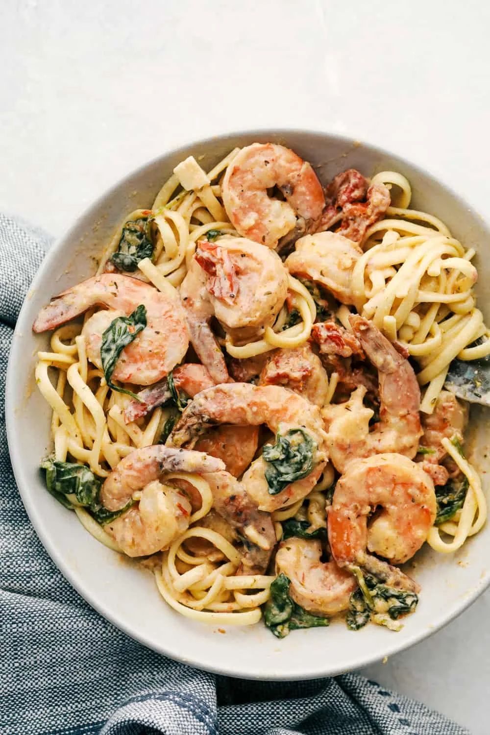Crevettes grillées dans une sauce crémeuse à l'ail