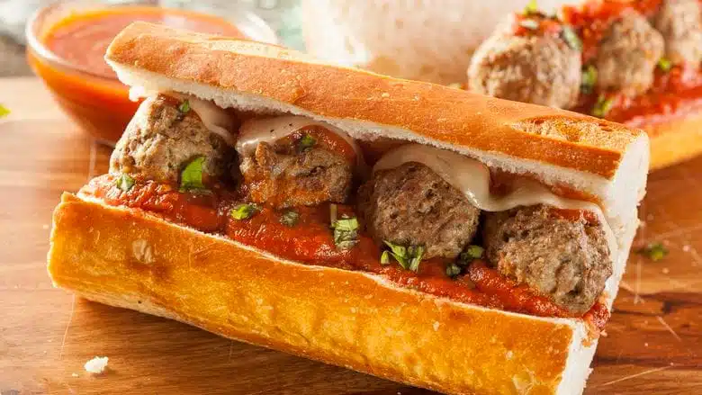 Baguettes gratinées avec des boulettes de viande