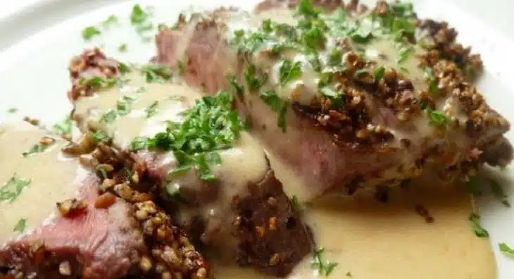 Bifteck au Poivre avec Sauce Crémeuse au Cognac