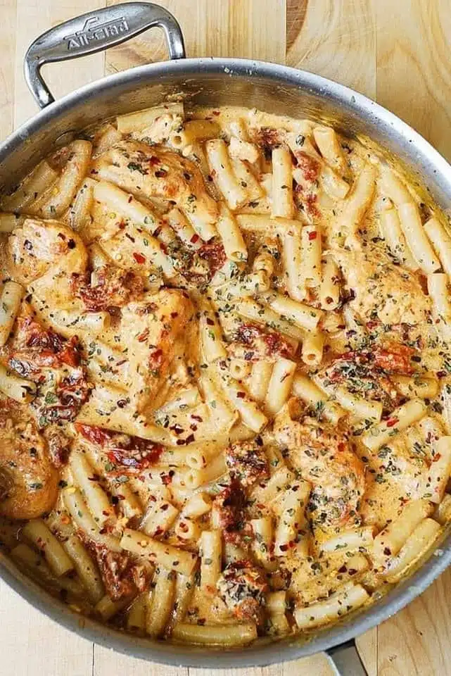 Pâtes au Poulet, Mozzarella et Tomates
