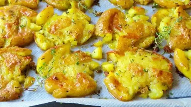 Pommes de terre écrasées à l'ail et au thym
