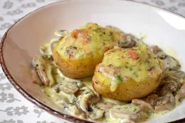 Pommes de terre farcies au lard et Reblochon, champignons à la crème