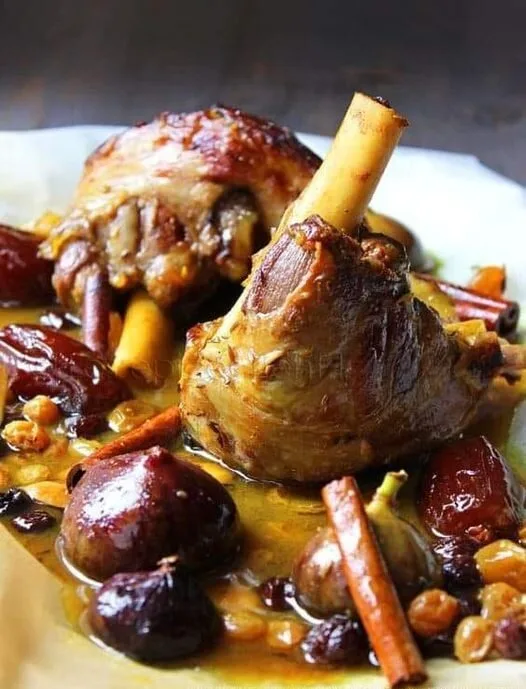 Souris d'Agneau Marinées aux Épices et Fruits