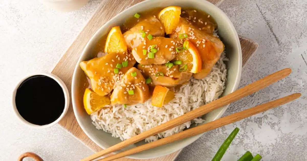 Sauté de poulet à l’orange et sauce soja, une recette exotique et facile pour un dîner savoureux.