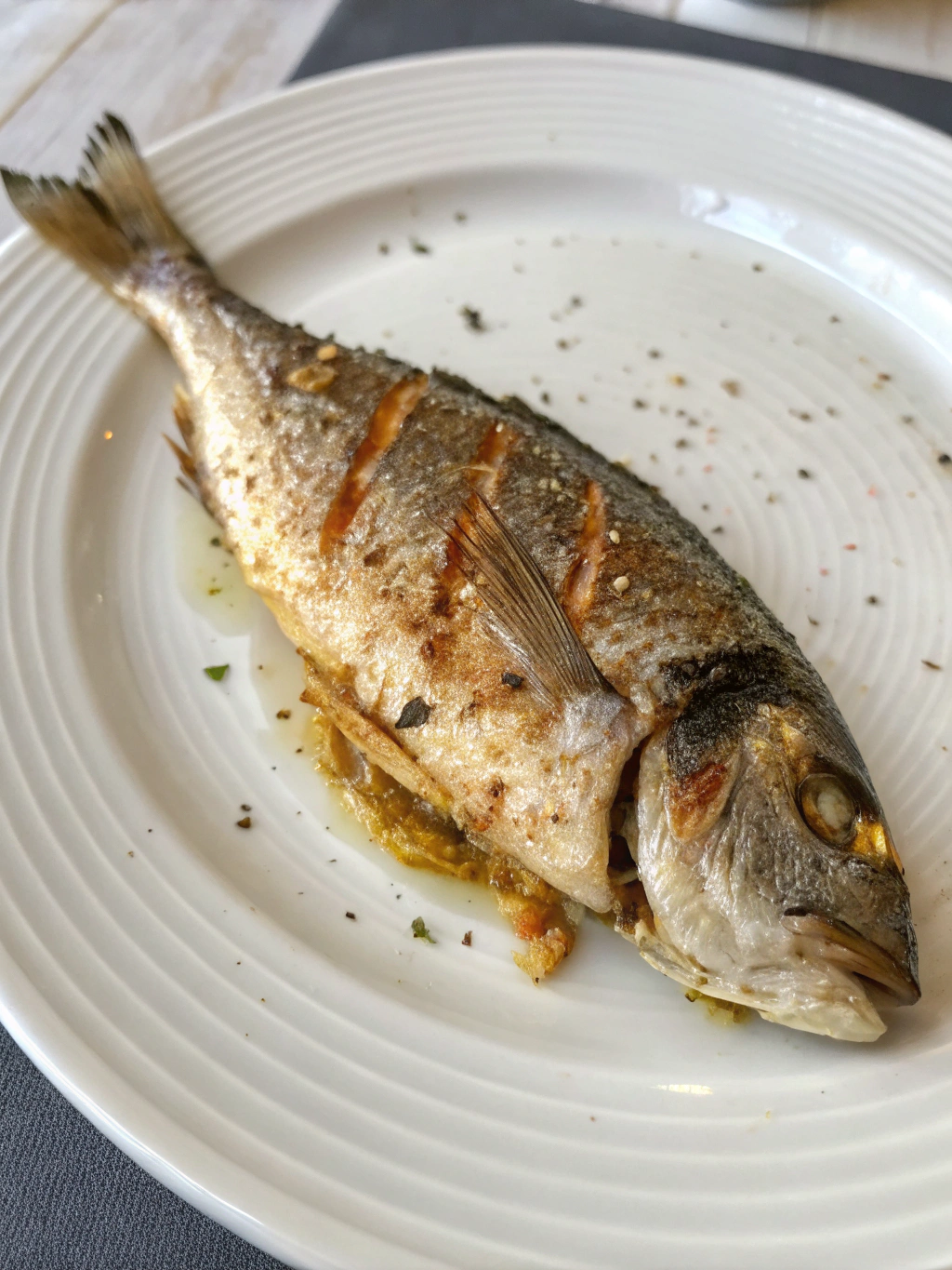 Dorade au four servie avec des légumes et du citron