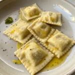 Préparez de savoureuses ravioles maison farcies à la ricotta, servies chaudes avec un filet d’huile d’olive et du parmesan râpé