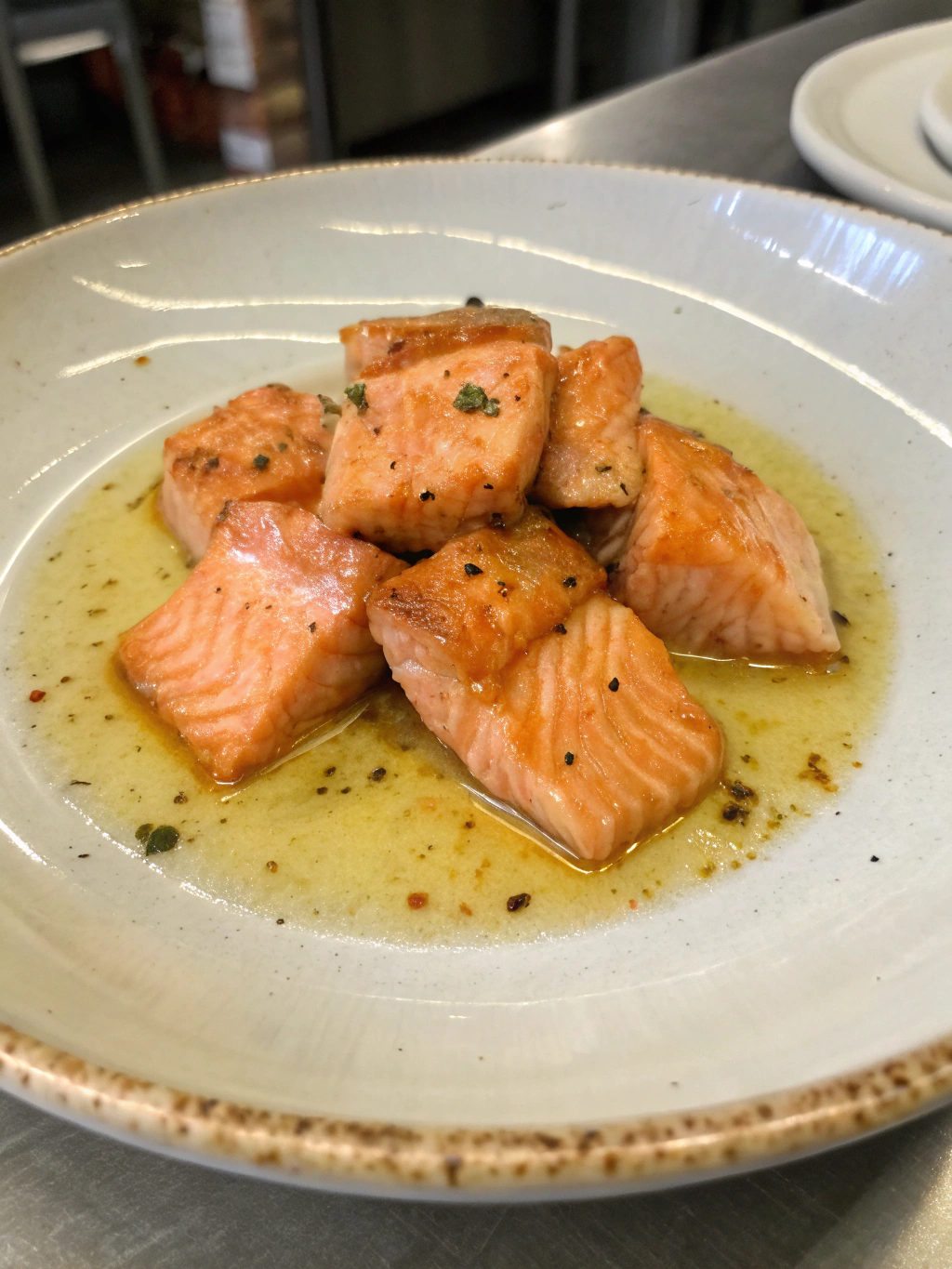 Assiette élégante de saumonette poêlée avec ses accompagnements