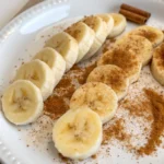 Cette collation banane diabétique, enrichie de graines de chia et servie avec une touche de purée d’amande, est idéale pour un encas sain et gourmand.