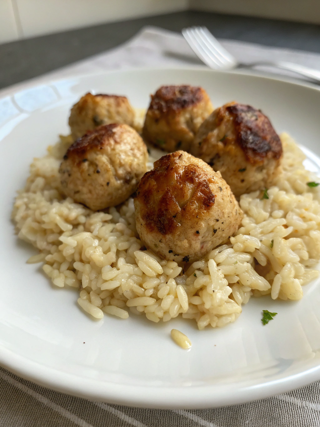 Boulettes poulet riz servies avec accompagnements colorés
