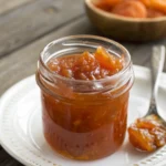Savourez cette confiture abricot sans sucre préparée avec des abricots bien mûrs et légèrement mixée, idéale servie sur du pain frais au petit-déjeuner.