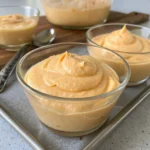 Une mousse abricot sans cuisson à base d’abricots mûrs, légère et onctueuse, servie bien fraîche en verrine pour un dessert d’été tout en finesse.