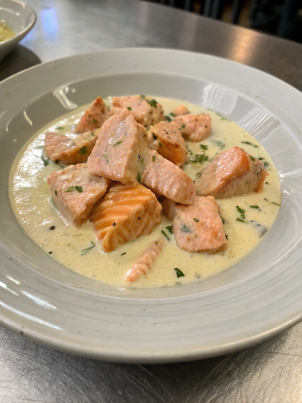 Découvrez cette recette saumonette à la poêle mijotée dans une sauce crémeuse , parfaite avec du riz ou des pommes de terre vapeur.