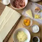Ce feuilleté jambon fromage allie emmental fondant et jambon blanc, le tout bien doré au four dans une pâte croustillante et savoureuse.