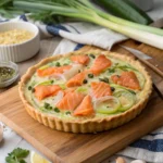 Cette tourte poireau saumon marie le fondant des poireaux à des morceaux de saumon moelleux, le tout gratiné au four dans une pâte feuilletée dorée.