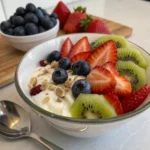 Savourez ce yaourt fruits diabétique maison, agrémenté de fraises et framboises fraîches, servi bien frais pour une pause légère et gourmande