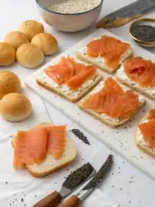 Ces bouchées apéro froides au saumon fumé et fromage de chèvre sont servies sur des rondelles de concombre pour un apéritif frais et raffiné.