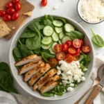 Savourez une salade diabétique équilibrée avec filet de poulet grillé, jeunes pousses d’épinards et feta allégée, servie avec une vinaigrette légère.