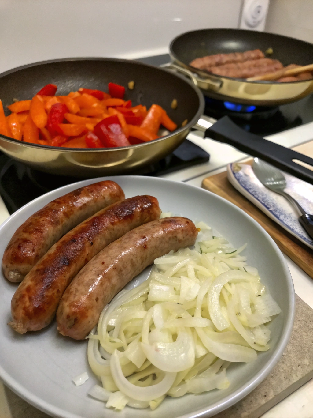 Saucisse poivron oignon en cours de mijotage