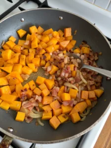 Savourez cette butternut tartiflette gratinée au four, où la courge fondante et le reblochon créent un plat réconfortant et généreux.
